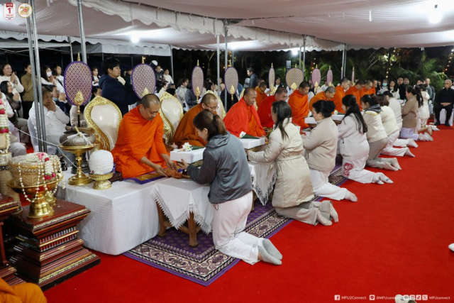 ผู้เข้าร่วมพิธี ถวายไทยธรรมแด่พระสงฆ์