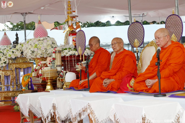 ประธานสงฆ์ให้ศีล