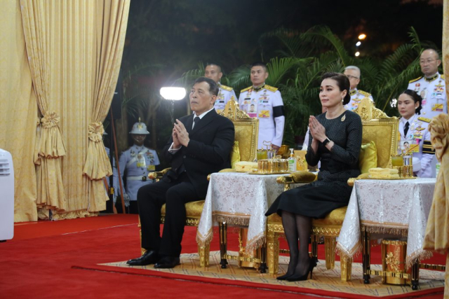 พระบาทสมเด็จพระเจ้าอยู่หัว และสมเด็จพระนางเจ้า ฯ พระบรมราชินี ทรงศีล
