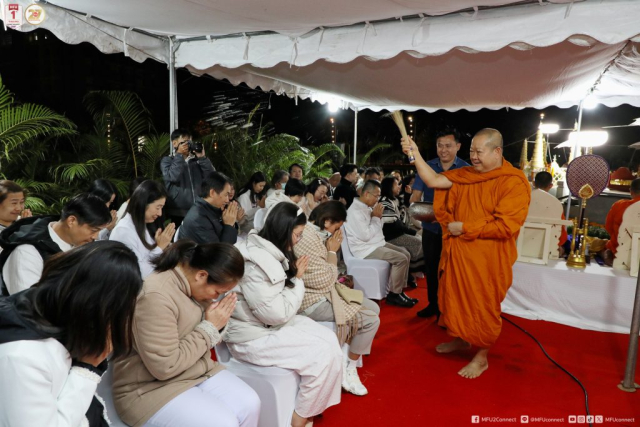 พระเถระประพรมน้ำพระพุทธมนต์