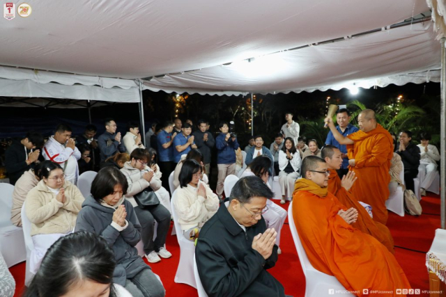 พระเถระประพรมน้ำพระพุทธมนต์