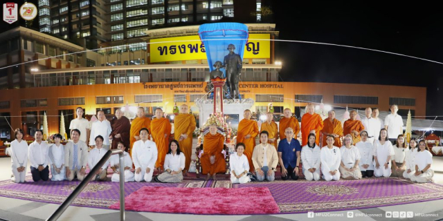 ผู้บริหารมหาวิทยาลัยแม่ฟ้าหลวงถ่ายภาพร่วมกับพระเถราจารย์