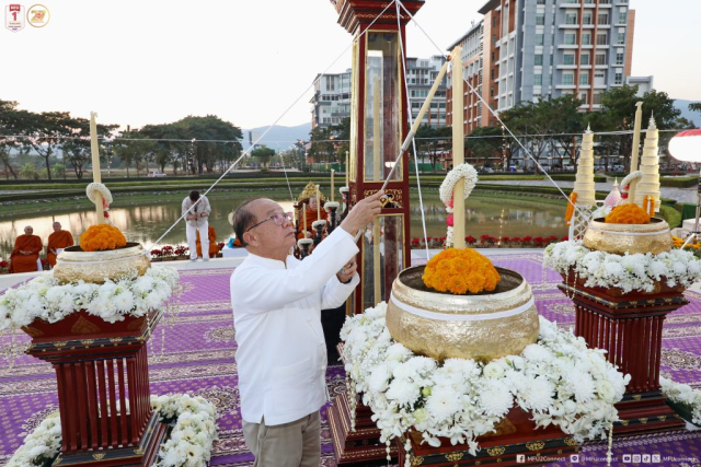 ศาสตราจารย์พิเศษ ดร.วันชัย ศิริชนะ นายกสภามหาวิทยาลัยแม่ฟ้าหลวง จุดเทียนวิปัสสี