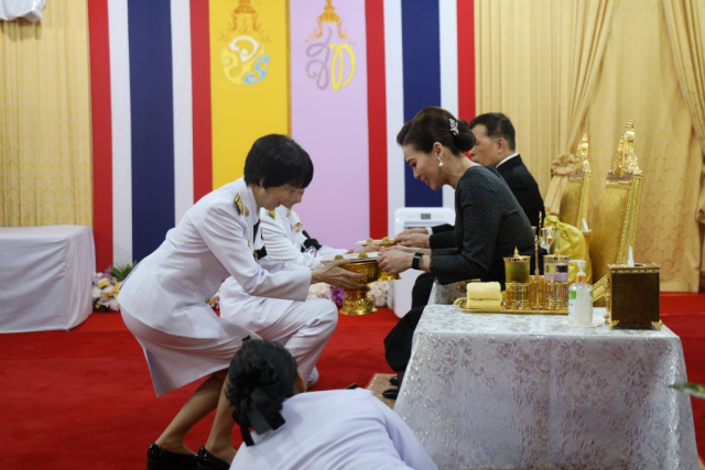รองศาสตราจารย์ นายแพทย์ปรีชา สุนทรานันท์ คณบดีสำนักวิชาแพทยศาสตร์ เข้าเฝ้าฯ ทูลเกล้าฯ ถวายสูจิบัตร แด่พระบาทสมเด็จพระเจ้าอยู่หัว และผู้ช่วยศาสตราจารย์ ดร.ชมพูนุช โสภาจารีย์ คณบดีสำนักวิชาพยาบาลศาสตร์ เข้าเฝ้าฯ ทูลเกล้าฯ ถวายสูจิบัตร แด่สมเด็จพระนางเจ้า ฯ พระบรมราชินี