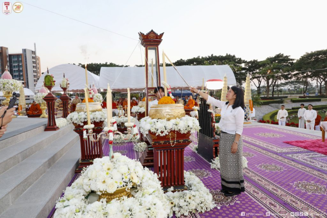 ผศ. ดร.มัชฌิมา นราดิศร อธิการบดีมหาวิทยาลัยแม่ฟ้าหลวง จุดเทียนมงคลซ้าย