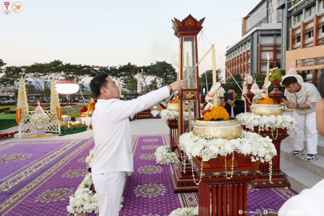 นายนรศักดิ์ สุขสมบูรณ์ รองผู้ว่าราชการจังหวัดเชีบงราย จุดเทียนมงคลขวา