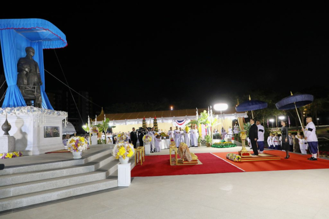 พระบาทสมเด็จพระเจ้าอยู่หัว ทรงกดปุ่มไฟฟ้าเปิดแพรคลุมป้ายพระราชานุสาวรีย์ สมเด็จพระมหิตลาธิเบศร อดุลยเดชวิกรม พระบรมราชชนก ประทับคู่สมเด็จพระศรีนครินทราบรมราชชนนี