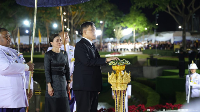 พระบาทสมเด็จพระเจ้าอยู่หัว ทรงกดปุ่มไฟฟ้าเปิดแพรคลุมป้ายพระราชานุสาวรีย์ สมเด็จพระมหิตลาธิเบศร อดุลยเดชวิกรม พระบรมราชชนก ประทับคู่สมเด็จพระศรีนครินทราบรมราชชนนี