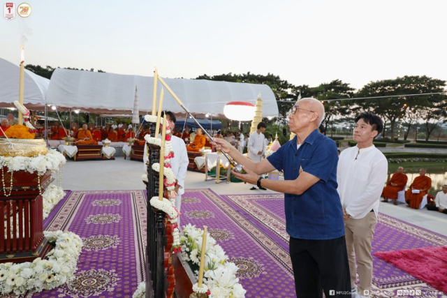รศ.ชุษณะ รุ่งปัจฉิม รองอธิการบดีมหาวิทยาลัยแม่ฟ้าหลวง จุดเทียนนวหรคุณ