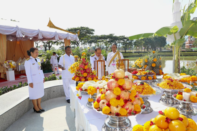 ศาสตราจารย์พิเศษ ดร.วันชัย ศิริชนะ นายกสภามหาวิทยาลัยแม่ฟ้าหลวง และผู้ช่วยศาสตราจารย์ ดร.มัชฌิมา นราดิศร อธิการบดีมหาวิทยาลัยแม่ฟ้าหลวง พร้อมกัน ณ มณฑลพิธีบวงสรวง