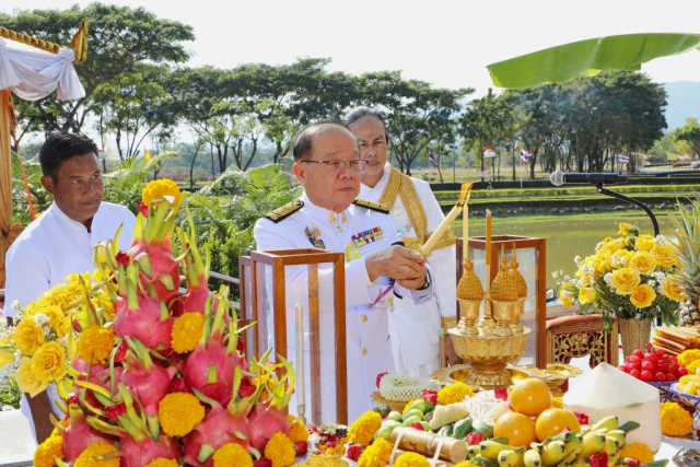 ศาสตราจารย์พิเศษ ดร.วันชัย ศิริชนะ นายกสภามหาวิทยาลัยแม่ฟ้าหลวง ประธานในพิธี จุดธูปเทียนที่โต๊ะเครื่องบวงสรวง