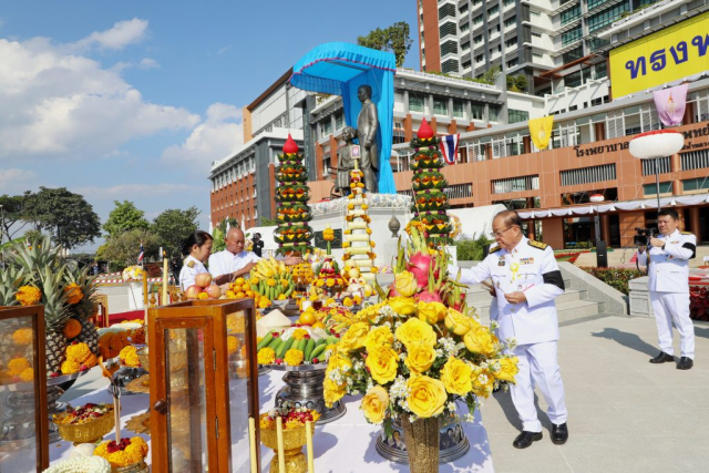 ศาสตราจารย์พิเศษ ดร.วันชัย ศิริชนะ นายกสภามหาวิทยาลัยแม่ฟ้าหลวง และผู้ช่วยศาสตราจารย์มัชฌิมา นราดิศร อธิการบดีมหาวิทยาลัยแม่ฟ้าหลวง ปักธูปหาง