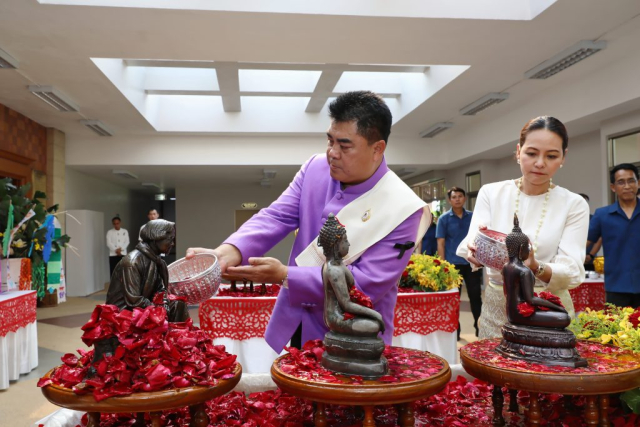 นายชูชีพ พงษ์ไชย ผู้ว่าราชการจังหวัดเชียงราย สรงน้ำพระพุทธรูปพระเจ้าล้านทองเฉลิมพระเกียรติฯ และพระรูปสมเด็จพระศรีนครินทราบรมราชชนนี (จำลอง) บริเวณโถงทางเข้าหอประชุมสมเด็จย่า