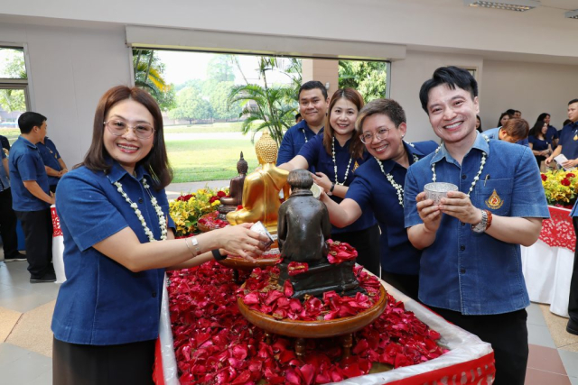 ผู้เข้าร่วมพิธี สรงน้ำพระพุทธรูปพระเจ้าล้านทองเฉลิมพระเกียรติฯ และพระรูปสมเด็จพระศรีนครินทราบรมราชชนนี (จำลอง) บริเวณโถงทางเข้าหอประชุมสมเด็จย่า