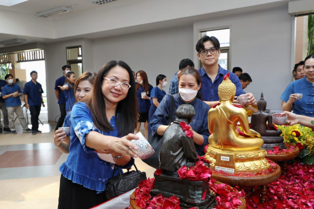 ผู้เข้าร่วมพิธี สรงน้ำพระพุทธรูปพระเจ้าล้านทองเฉลิมพระเกียรติฯ และพระรูปสมเด็จพระศรีนครินทราบรมราชชนนี (จำลอง) บริเวณโถงทางเข้าหอประชุมสมเด็จย่า