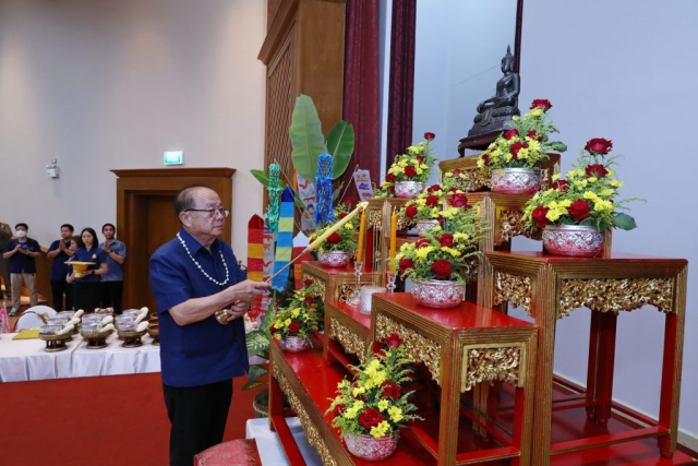 ศาสตราจารย์พิเศษ ดร.วันชัย ศิริชนะ นายกสภามหาวิทยาลัยแม่ฟ้าหลวง จุดธูปเทียนบูชาพระรัตนตรัย