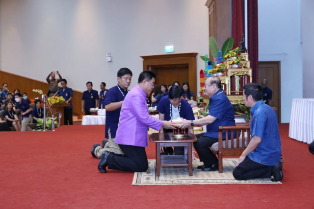 นายชูชีพ พงษ์ไชย ผู้ว่าราชการจังหวัดเชียงราย มอบน้ำขมิ้น/ส้มป่อย นายกสภามหาวิทยาลัยแม่ฟ้าหลวง
