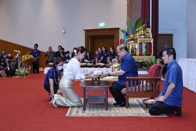 นางสาวสุธาทิพ ยุทธโยธิน ผู้พิพากษาหัวหน้าศาลจังหวัดเชียงราย มอบน้ำขมิ้น/ส้มป่อย นายกสภามหาวิทยาลัยแม่ฟ้าหลวง