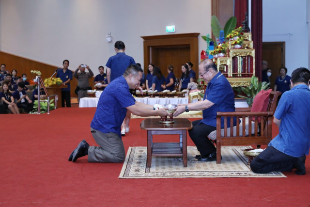พันตำรวจโท ชาตรี ชราชิต รองผู้กำกับการป้องกันปราบปราม สถานีตำรวจภูธรบ้านดู่ ผู้แทนผู้บังคับการตำรวจภูธรจังหวัดเชียงราย มอบน้ำขมิ้น/ส้มป่อย นายกสภามหาวิทยาลัยแม่ฟ้าหลวง