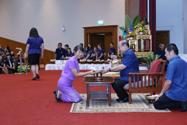 นางอุบลรัตน์ พ่วงภิญโญ ผู้ทรงคุณวุฒิเฉพาะทางด้านงานวางแผนและงบประมาณ องค์การบริหารส่วนจังหวัดเชียงราย ผู้แทนนายกองค์การบริหารส่วนจังหวัดเชียงราย มอบน้ำขมิ้น/ส้มป่อย นายกสภามหาวิทยาลัยแม่ฟ้าหลวง