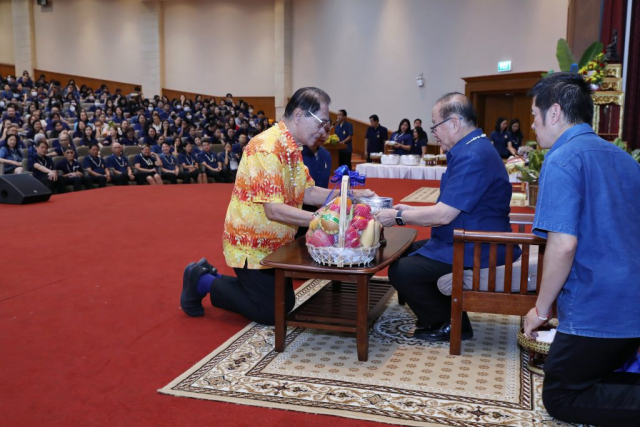 คุณโชติศิริ ดารายน นายกสมาคมสื่อมวลชนและนักประชาสัมพันธ์เชียงราย พร้อมคณะสื่อมวลชน มอบน้ำขมิ้น/ส้มป่อย นายกสภามหาวิทยาลัยแม่ฟ้าหลวง