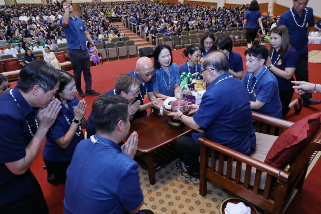 รองอธิการบดีและผู้ช่วยอธิการบดีมหาวิทยาลัยแม่ฟ้าหลวง มอบน้ำขมิ้น/ส้มป่อยนายกสภามหาวิทยาลัยแม่ฟ้าหลวง