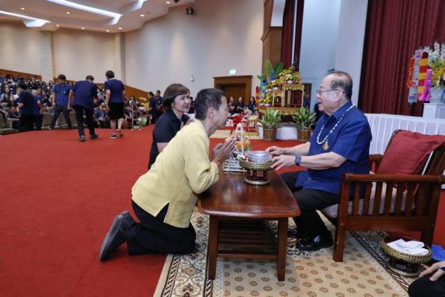 เทศบาลนครเชียงราย มอบน้ำขมิ้น/ส้มป่อยนายกสภามหาวิทยาลัยแม่ฟ้าหลวง