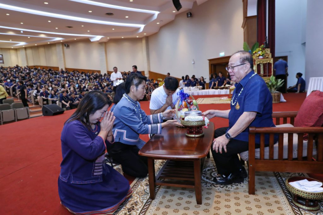 โรงเรียนห้วยพลูพิทยา ผู้แทนหน่วยงานภายนอก มอบน้ำขมิ้น/ส้มป่อยนายกสภามหาวิทยาลัยแม่ฟ้าหลวง