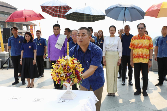 พันตำรวจโท ชาตรี ชราชิต รองผู้กำกับการป้องกันปราบปราม สถานีตำรวจภูธรบ้านดู่ ผู้แทนผู้บังคับการตำรวจภูธรจังหวัดเชียงราย ถวายเครื่องสักการะพระราชานุเสาวรีย์สมเด็จพระศรีนครินทราบรมราชชนนี