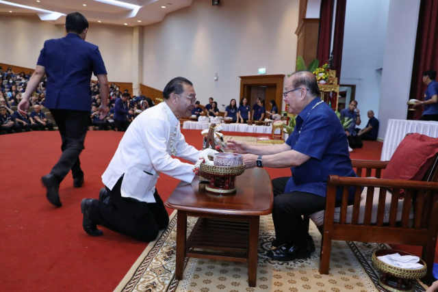 โรงเรียนบ้านนางแล มอบน้ำขมิ้น/ส้มป่อยนายกสภามหาวิทยาลัยแม่ฟ้าหลวง