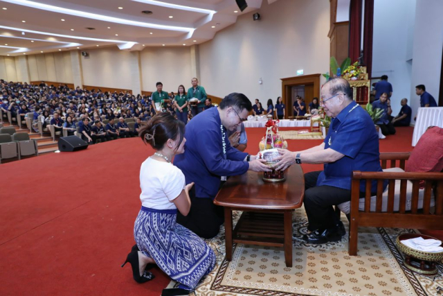 ธนาคารกรุงเทพ สาขามหาวิทยาลัยแม่ฟ้าหลวง มอบน้ำขมิ้น/ส้มป่อยนายกสภามหาวิทยาลัยแม่ฟ้าหลวง
