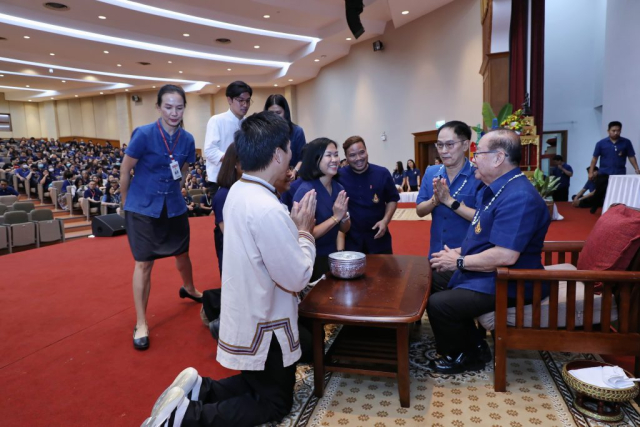 สมาคมนักศึกษาเก่ามหาวิทยาลัยแม่ฟ้าหลวง มอบน้ำขมิ้น/ส้มป่อยนายกสภามหาวิทยาลัยแม่ฟ้าหลวง