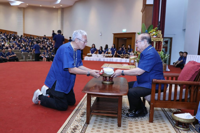 นายสัตวแพทย์ ถนอมศักดิ์ เสรีวิชยสวัสดิ์ กรรมการส่งเสริมกิจการมหาวิทยาลัยแม่ฟ้าหลวง มอบน้ำขมิ้น/ส้มป่อยนายกสภามหาวิทยาลัยแม่ฟ้าหลวง