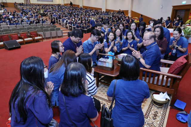 สำนักวิชาศิลปศาสตร์ มอบน้ำขมิ้น/ส้มป่อยนายกสภามหาวิทยาลัยแม่ฟ้าหลวง