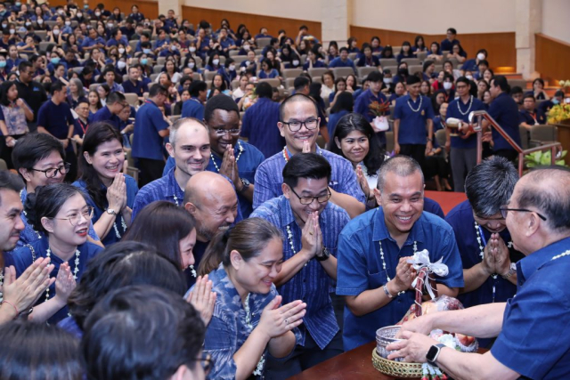 สำนักวิชาการจัดการ มอบน้ำขมิ้น/ส้มป่อยนายกสภามหาวิทยาลัยแม่ฟ้าหลวง