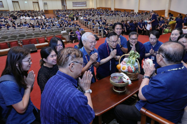 สำนักวิชาแพทยศาสตร์ มอบน้ำขมิ้น/ส้มป่อยนายกสภามหาวิทยาลัยแม่ฟ้าหลวง