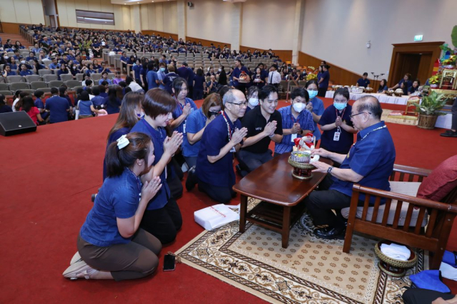 สำนักวิชาทันตแพทยศาสตร์ มอบน้ำขมิ้น/ส้มป่อยนายกสภามหาวิทยาลัยแม่ฟ้าหลวง