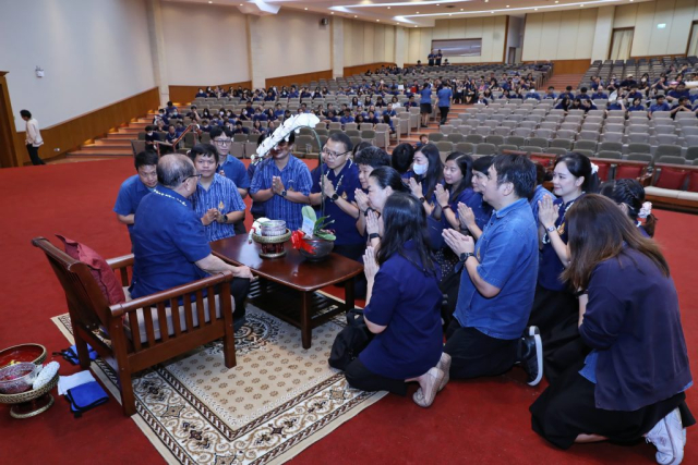 ศูนย์เครื่องมือวิทยาศาสตร์ มอบน้ำขมิ้น/ส้มป่อยนายกสภามหาวิทยาลัยแม่ฟ้าหลวง
