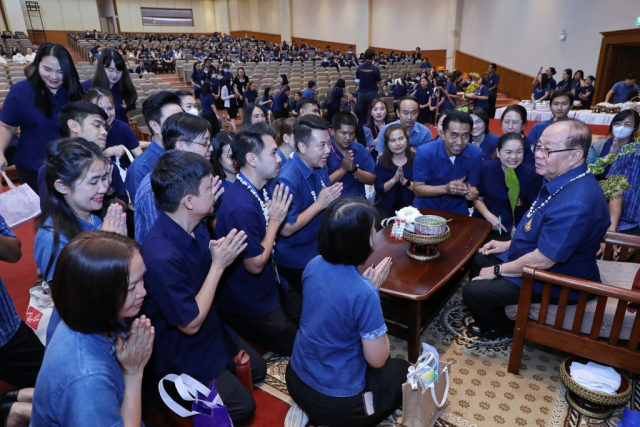 ศูนย์บริการวิชาการ และสถาบันอนุรักษ์ พัฒนาทรัพยากรธรรมชาติและสิ่งแวดล้อม เพื่อความยั่งยืน มอบน้ำขมิ้น/ส้มป่อยนายกสภามหาวิทยาลัยแม่ฟ้าหลวง