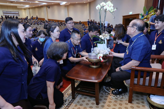 ศูนย์บริการสุขภาพแบบครบวงจรแห่งภาคเหนือ และอนุภูมิภาคลุ่มแม่น้ำโขง มอบน้ำขมิ้น/ส้มป่อยนายกสภามหาวิทยาลัยแม่ฟ้าหลวง