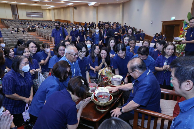 หน่วยงานภายในสำนักงานบริหารกลาง มอบน้ำขมิ้น/ส้มป่อยนายกสภามหาวิทยาลัยแม่ฟ้าหลวง