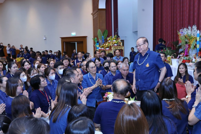 หน่วยงานภายในสำนักงานวิชาการ มอบน้ำขมิ้น/ส้มป่อยนายกสภามหาวิทยาลัยแม่ฟ้าหลวง