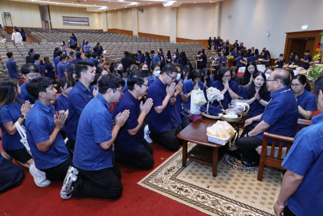 โครงการ หน่วยงานพิเศษภายในของมหาวิทยาลัยแม่ฟ้าหลวง มอบน้ำขมิ้น/ส้มป่อยนายกสภามหาวิทยาลัยแม่ฟ้าหลวง
