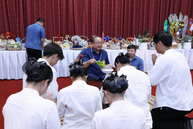 องค์การบริหาร องค์การนักศึกษา และสภานักศึกษา มหาวิทยาลัยแม่ฟ้าหลวง มอบน้ำขมิ้น/ส้มป่อยนายกสภามหาวิทยาลัยแม่ฟ้าหลวง