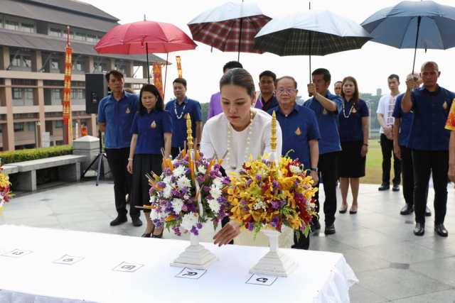 นางสาวสุธาทิพ ยุทธโยธิน ผู้พิพากษาหัวหน้าศาลจังหวัดเชียงราย ถวายเครื่องสักการะพระราชานุเสาวรีย์สมเด็จพระศรีนครินทราบรมราชชนนี