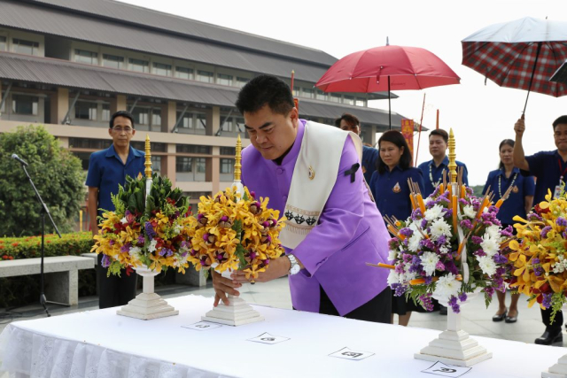 นายชูชีพ พงษ์ไชย ผู้ว่าราชการจังหวัดเชียงราย ถวายเครื่องสักการะพระราชานุเสาวรีย์สมเด็จพระศรีนครินทราบรมราชชนนี