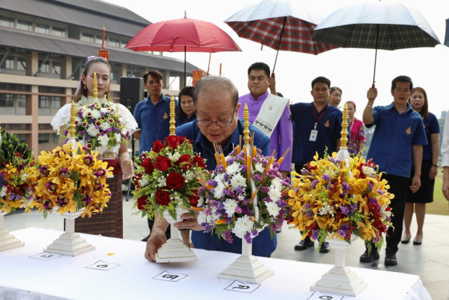 ศาสตราจารย์พิเศษ ดร.วันชัย ศิริชนะ นายกสภามหาวิทยาลัยแม่ฟ้าหลวง ถวายเครื่องสักการะพระราชานุเสาวรีย์สมเด็จพระศรีนครินทราบรมราชชนนี