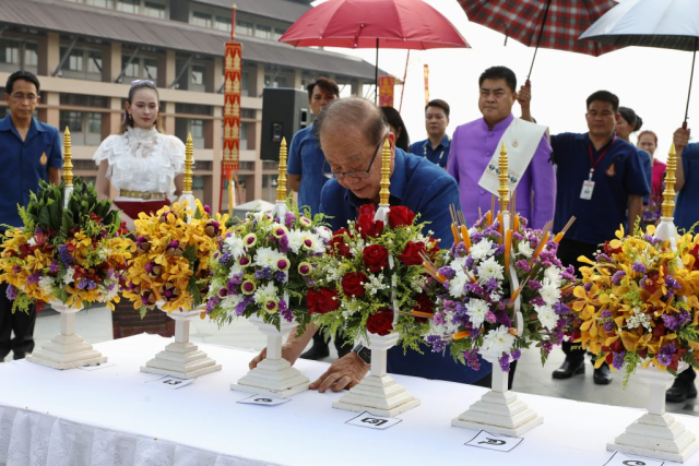 ศาสตราจารย์พิเศษ ดร.วันชัย ศิริชนะ นายกสภามหาวิทยาลัยแม่ฟ้าหลวง ถวายเครื่องสักการะพระราชานุเสาวรีย์สมเด็จพระศรีนครินทราบรมราชชนนี