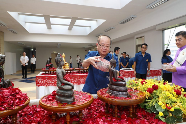 ศาสตราจารย์พิเศษ ดร.วันชัย ศิริชนะ นายกสภามหาวิทยาลัยแม่ฟ้าหลวง สรงน้ำพระพุทธรูปพระเจ้าล้านทองเฉลิมพระเกียรติฯ และพระรูปสมเด็จพระศรีนครินทราบรมราชชนนี (จำลอง) บริเวณโถงทางเข้าหอประชุมสมเด็จย่า